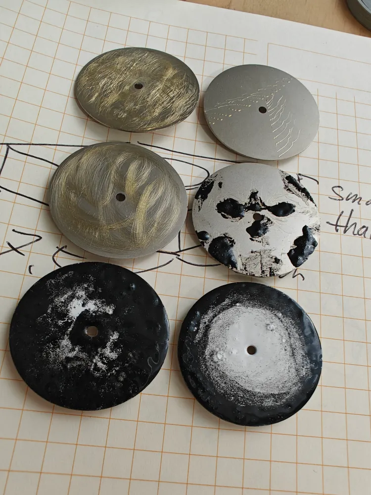 Hand-Engraved / Hand-Cold-Enameled Dials 28.5mm