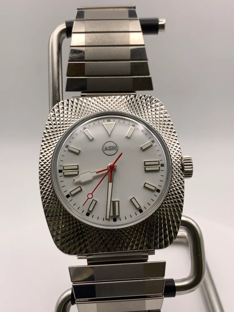 Aspects. 38mm faceted case. Vintage expanding bracelet. Acrylic dome crystal. NH38 automatic movement.