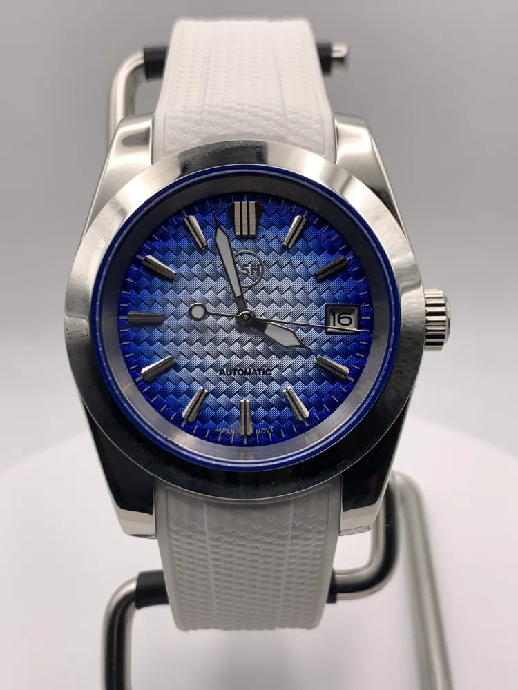 Cornflower. 39mm Stainless steel. Sapphire crystal. Seiko NH35.